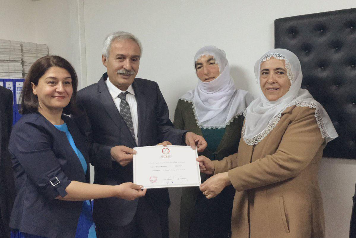 Diyarbakır Büyükşehir Belediye Başkanı Mızraklı mazbatasını aldı Diyarbakır Büyükşehir Belediye Başkanı Mızraklı mazbatasını aldı